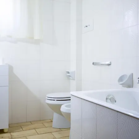 Hébergement de vacances Grande Casa Con Giardino E Box Auto, 3 E 3 Bagni *