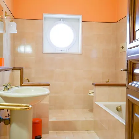 Hébergement de vacances Grande Casa Con Giardino E Box Auto, 3 E 3 Bagni Lu (Piedmont)