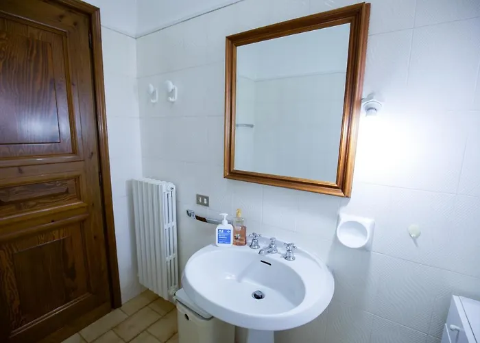 Grande Casa Con Giardino E Box Auto, 3 E 3 Bagni 펜션 *