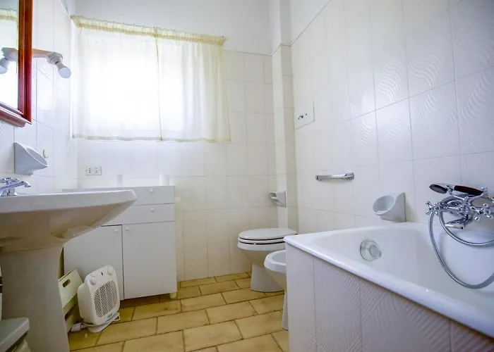 Grande Casa Con Giardino E Box Auto, 3 E 3 Bagni