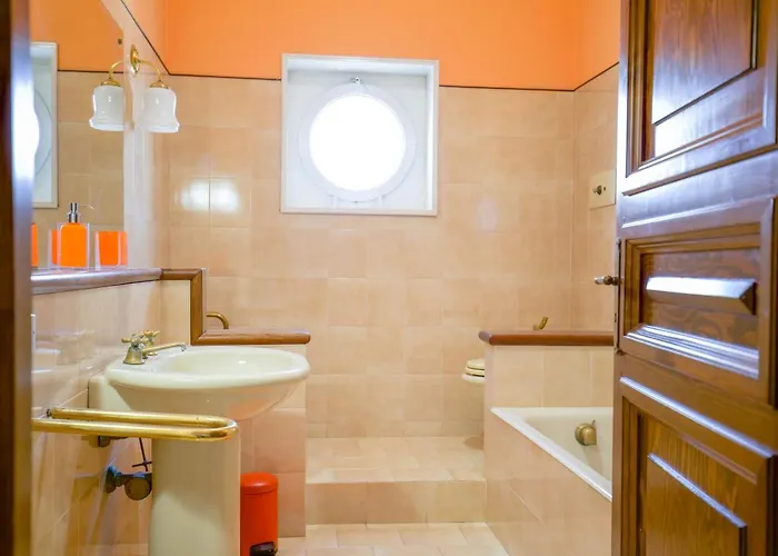 Hébergement de vacances Grande Casa Con Giardino E Box Auto, 3 E 3 Bagni Lu (Piedmont)